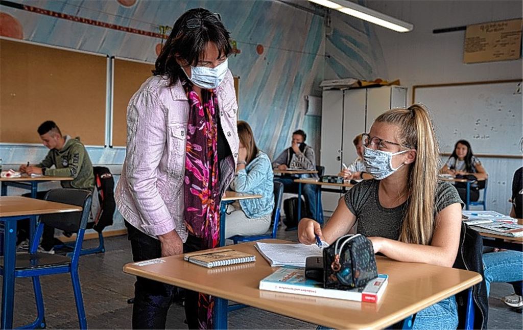 Wenn die Lehrer, hier die stellvertretende Schulleiterin Andrea Maisel, zu den Schülern an den Tisch gehen, setzen sie Masken auf. Eine weitere Maßnahme: Alles wird gründlich gereinigt.Recken