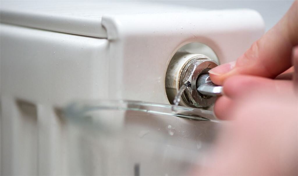 Wenn es gluckert oder die Heizkörper nicht gleichmäßig warm werden, sollte man sie entlüften. Dazu das Ventil mit einem Vierkantschlüssel aufdrehen und so lange offen lassen, bis die Luft entwichen ist.