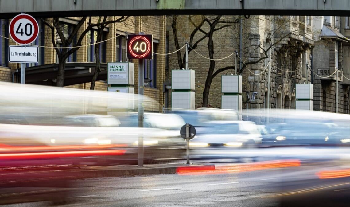 Wenn es nach OB Frank Nopper geht, sollten Autofahrer am Neckartor bald wieder 50 km/h fahren dürfen.