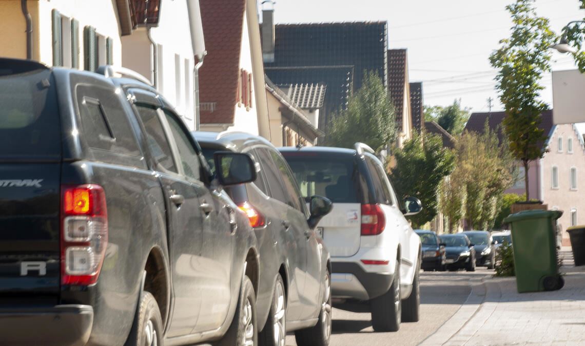 Wenn es sich auf der A8 mal wieder staut, belastet Ausweichverkehr die Anwohner in Wiernsheim. Foto: Archiv