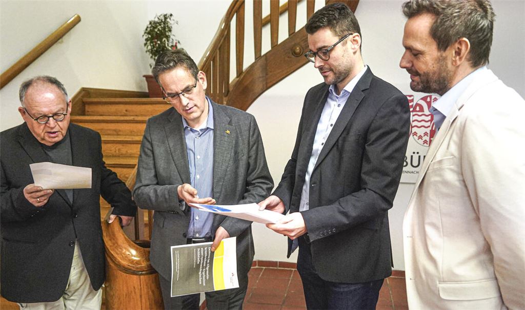 Wenn es um neue Konzepte für die Neuenbürger Klinik geht, ziehen die Kreistagsmitglieder Günter Bächle und Professor Dr. Erik Schweickert sowie Bürgermeister Fabian Bader und Landrat Bastian Rosenau (v. li.) an einem Strang. Foto: Roller