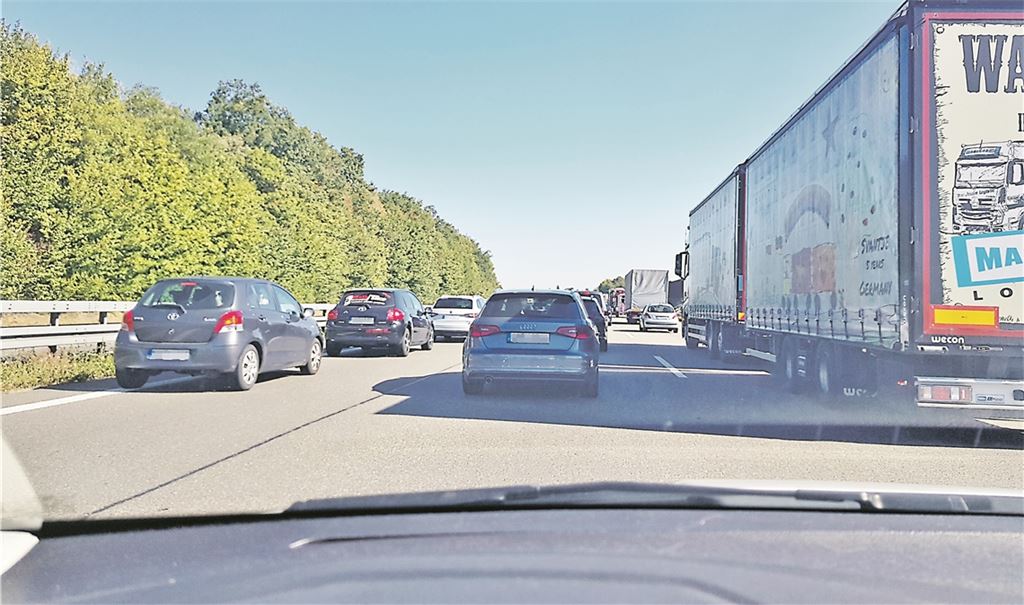 •Wenn im Stau nur Schrittgeschwindigkeit gefahren werden kann, muss eine Rettungsgasse gebildet werden. Viele halten sich allerdings nicht an diese Regel – wie hier auf der A 8 bei Pforzheim. Archivfoto: Huber