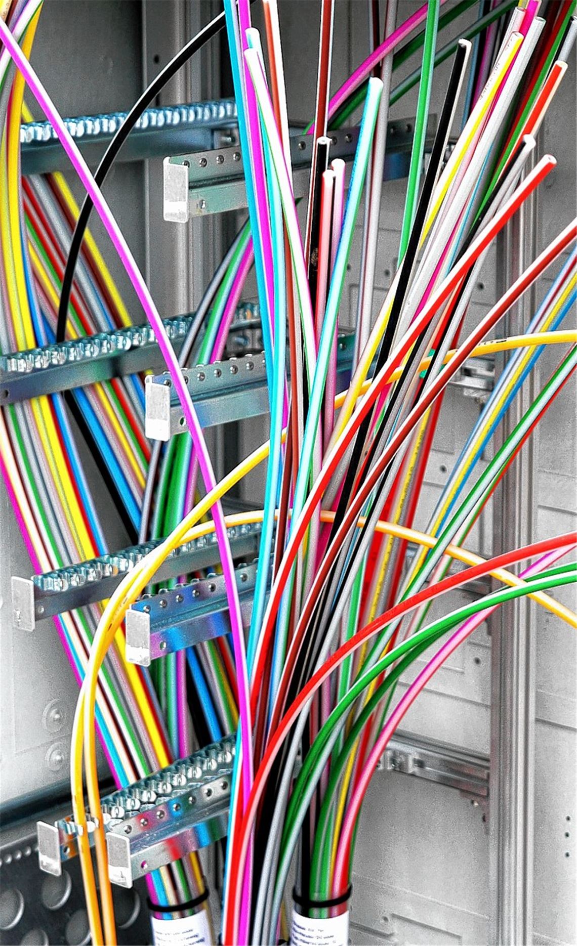 Wenn in den Verteilerkästen in den Kommunen solche bunten Glasfaser-Litzen liegen, ist es bis zum schnellen Internet in Betrieben, Büros und Privathaushalten nicht mehr weit. Im Enzkreis wird jetzt ein entsprechender Zweckverband auf den Weg gebracht. Archivfoto: Kollros
