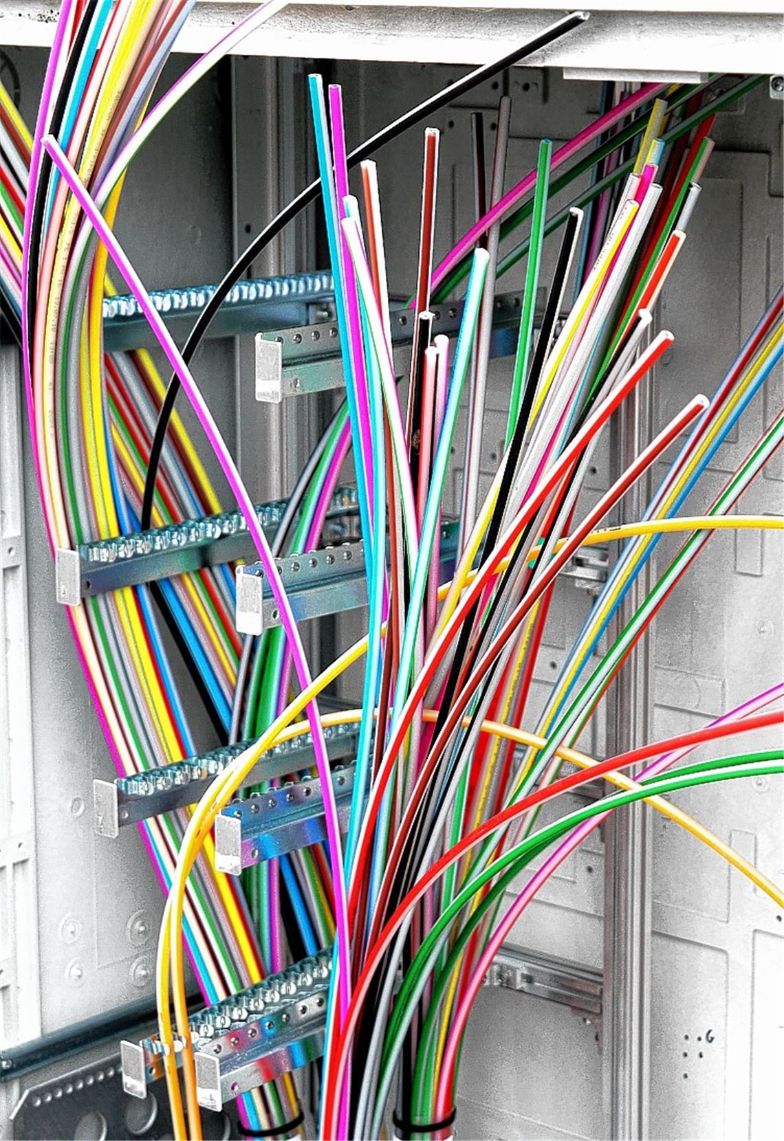 Wenn in den Verteilerkästen in den Städten und Gemeinden erst einmal solche bunten Glasfaser-Litzen liegen, ist es bis zum schnellen Internet in Betrieben, Büros und Privathaushalten nicht mehr weit. Im Enzkreis wird jetzt ein Zweckverband auf den Weg gebracht. Foto: Kollros