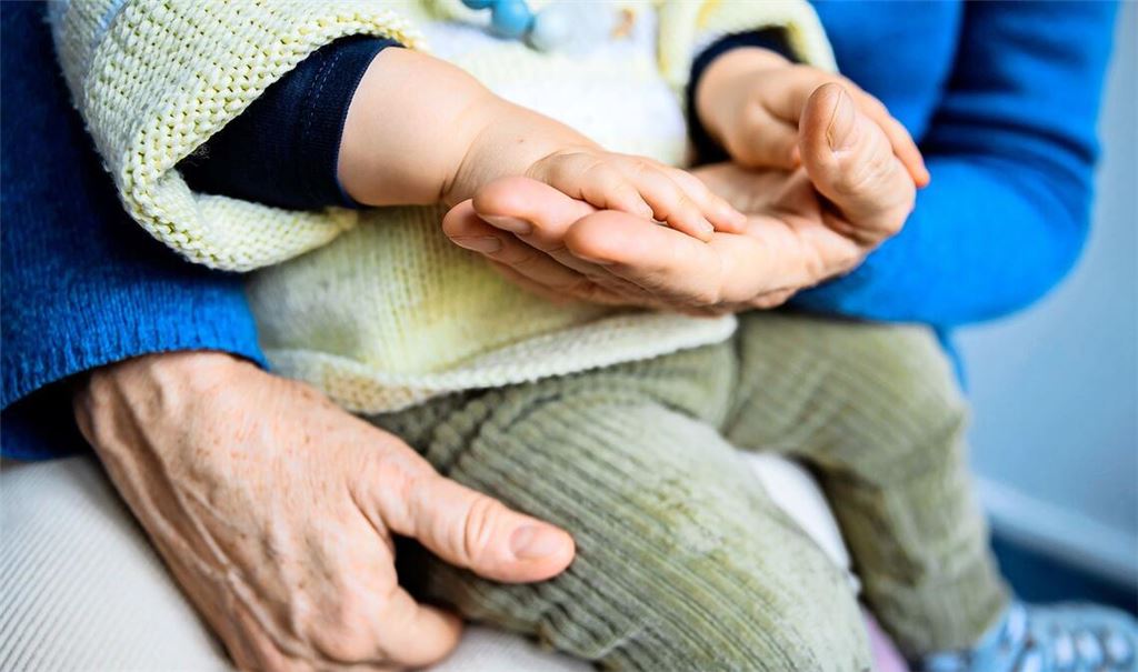 Wenn sich Kinder auch bei Großeltern geborgen fühlen, ist das immer von Vorteil für die ganze Familie.