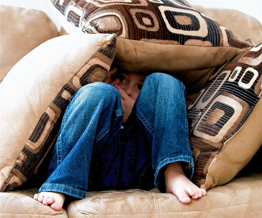 Wenn sich Kinder nur noch verkriechen möchten, kann das ein Anzeichen für eine psychische Belastung sein. AOK Nordschwarzwald
