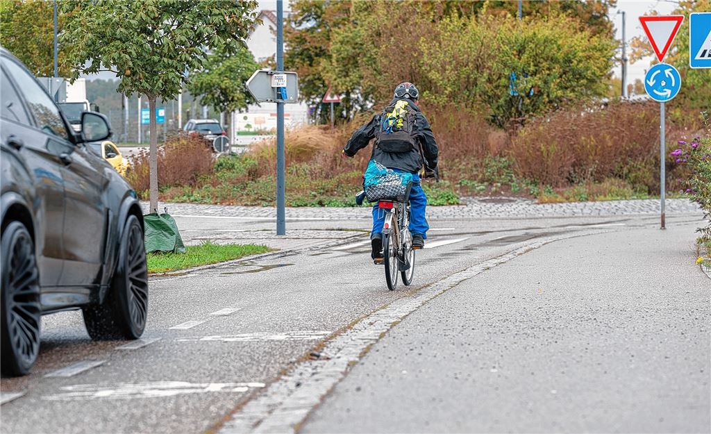 Wenn sich Radfahrer dem Kreisverkehr im Bereich Lienzinger Straße/Vetter-/Ziegeleistraße nähern, wird es eng. Foto: Fotomoment