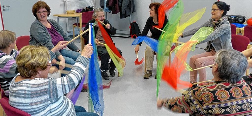 Wenn sie einmal den Weg in eine Betreuungsgruppe Demenz gefunden haben, dann kommen sie gerne immer wieder. Im „Consilio“beginnen die Ergotherapeutinnen mit Bewegungsübungen. Foto: Roth