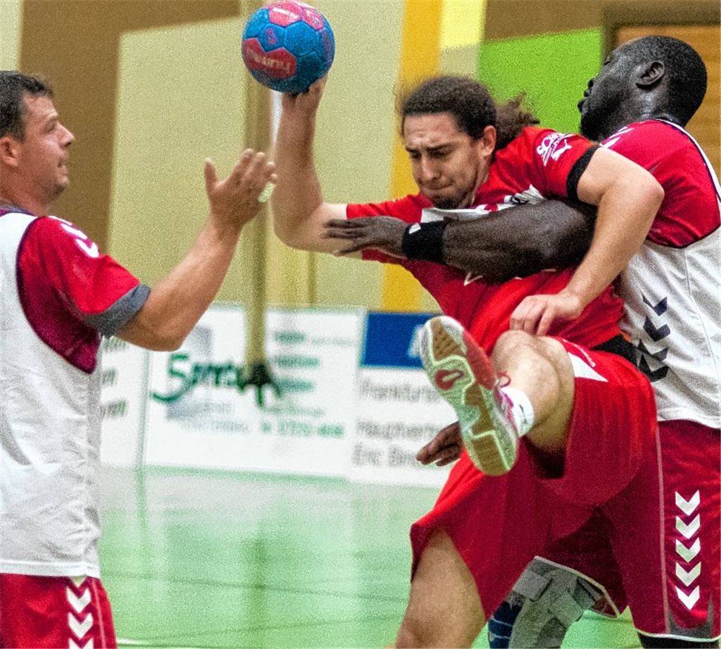 Wenn überhaupt, dann weiß Birkenfeld die Knittlinger (Tobias Hotz am Ball) nur mit unfairen Mitteln zu stoppen. Foto: Zschorsch