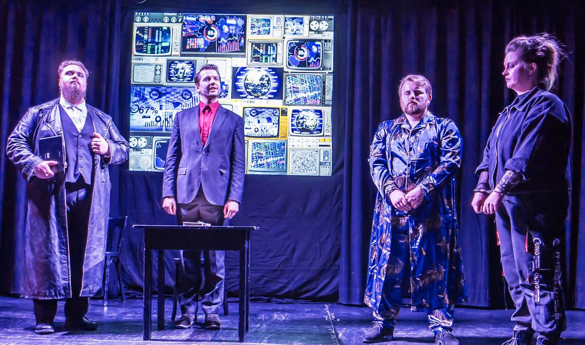 Wenn verschiedene Vorstellungen aufeinandertreffen: St. Just (Maik Kaden, v.li.), Robespierre (Sebastian Knopf), Danton (Dino Fejzagić) und Camille (Johanna Kreß). Foto: Weber