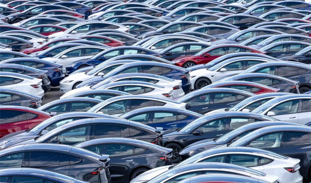 Wenn viele Interessenten den Kauf vor Ablauf der Prämie vorgezogen haben, könnten im laufenden Quartal wieder mehr Teslas unverkauft bleiben. (Archivbild)