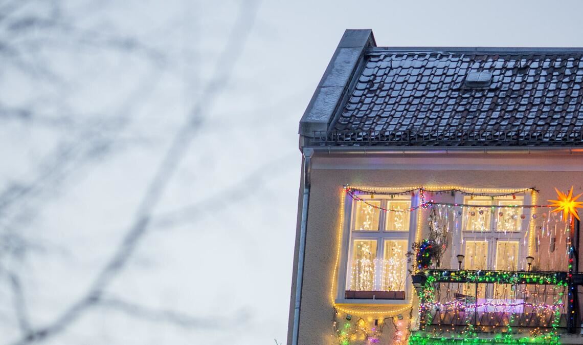 Wenn weihnachtliche Deko und Lichterketten am Balkon der Mietwohnung angebracht werden, dürfen diese Nachbarinnen und Nachbarn nicht von einem geruhsamen Schlaf abhalten.