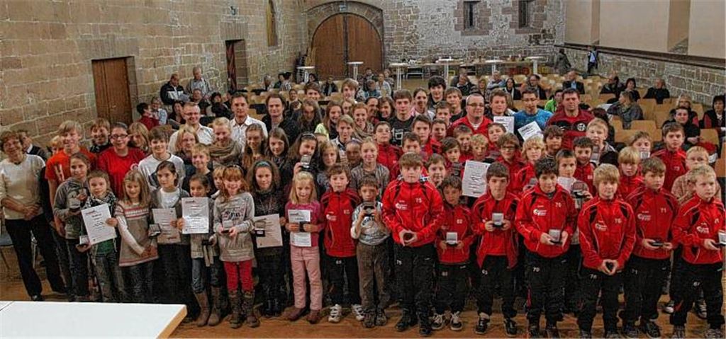 „Wer Medaillen gewonnen hat, wurde zum Botschafter der Stadt Maulbronn“: Mehr als 90 Sportler, einige gleich in mehreren Sportarten, werden für ihre jüngsten Erfolge ausgezeichnet  Fotos: Eigner