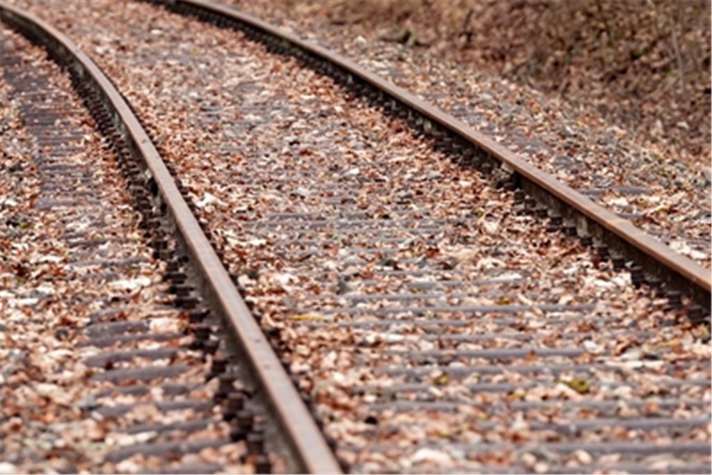 Wer Schienen mit Steinen blockiert, bringt sich und andere in Lebensgefahr. Symbolfoto: Archiv 