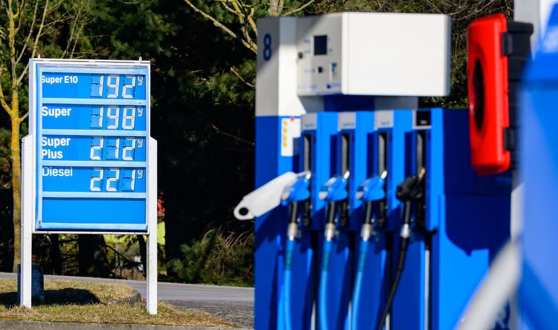 Wer am PC die Spritpreise recherchieren will, kann das zum Beispiel in der Benzinpreissuche des ADAC erledigen (Symbolbild).