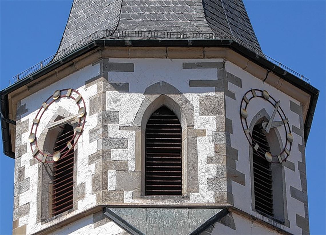 Wer auf die Kirchturmuhr der Cyriakuskirche in Illlingen schaut, der sieht auf dem linken Ziffernblatt in eine falsche Zeit. Grund: das Uhrwerk in Richtung Posthof ist defekt.