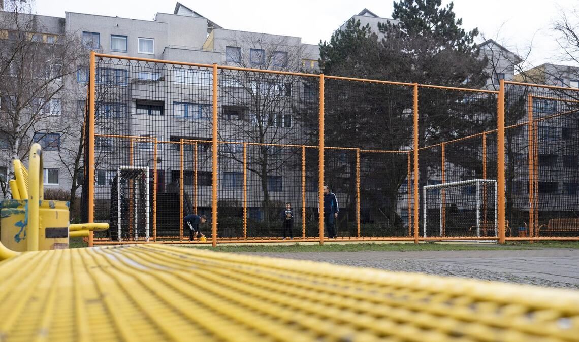 Wer auf einem Bolzplatz gekickt hat, hat etwas für das Leben gelernt. (Archivbild)