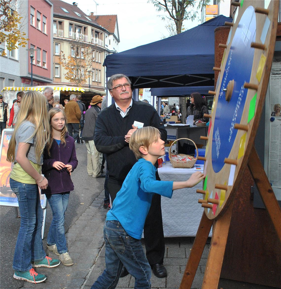 Unterstützung für Flüchtlingskinder Wer beim Martinimarkt das Glücksrad in Bewegung setzt, fördert damit ein Pilotprojekt, das Kinder aus Flüchtlingsfamilien an das deutsche Bildungssystem heranführt. Fotos: Archiv