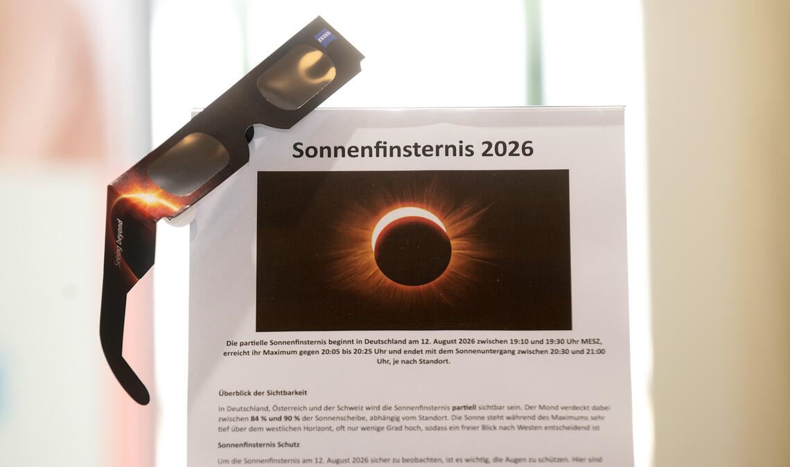 Wer das Spektakel beobachten möchte, braucht eine Schutzbrille. Foto: Fotomoment