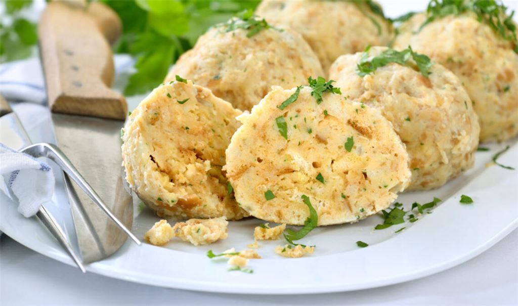 Wer den Kochstress beim Feiertagsessen reduzieren möchte, bereitet vor. Wie Semmelknödel vorbereitet werden können, erfahren Sie hier.