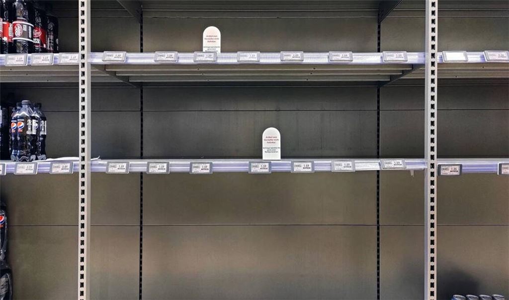 Wer derzeit einkaufen geht, stößt immer häufiger auf leere Supermarktregale.