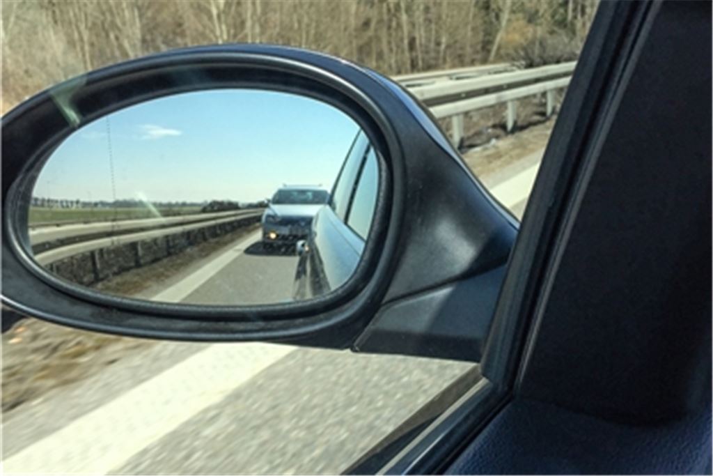 Wer drängelt, wer nötigt? Eine Begegnung auf der Autobahn kann ruck, zuck zum Streitfall werden. Foto ©: Thomas/stock.adobe.com