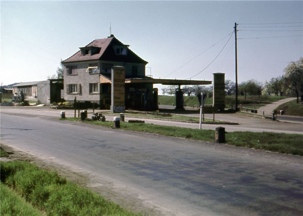 Wer erinnert sich noch daran ? Das Illinger Eck,  eine Aufnahme die circa 1962 entstanden sein dürfte, in Zeiten mit deutlich weniger Verkehr.