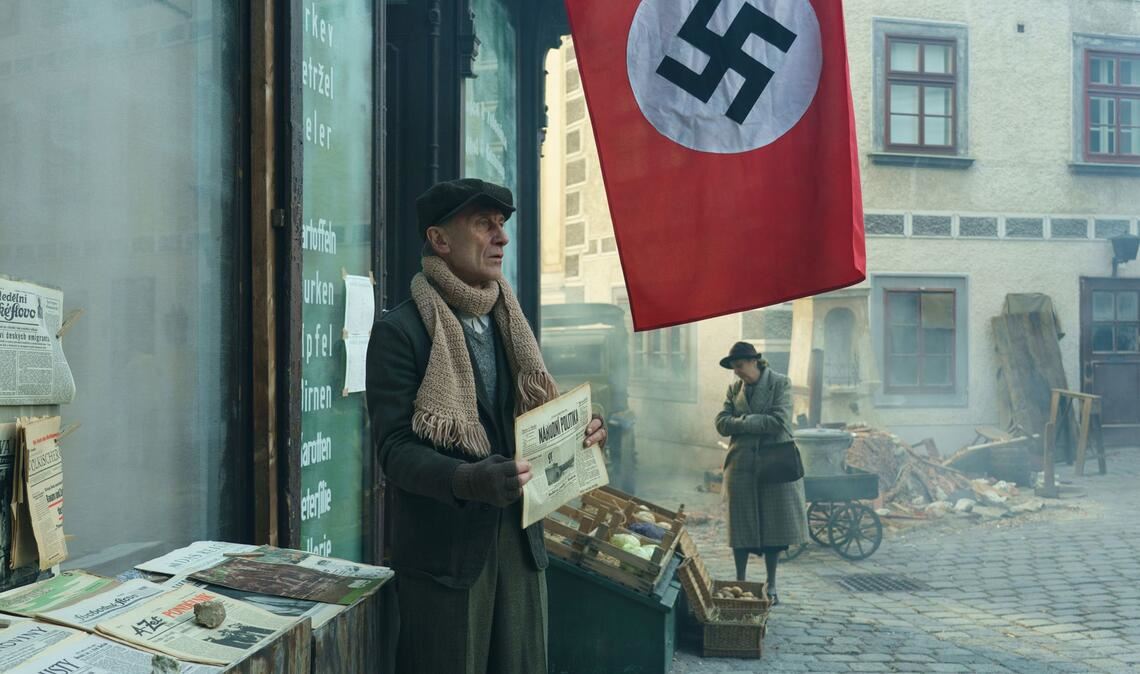 Wer erkennt den Mörder? Ein Kioskbetreiber (Klaus Schwarz) mit dem Fahndungsaufruf in der Zeitung.