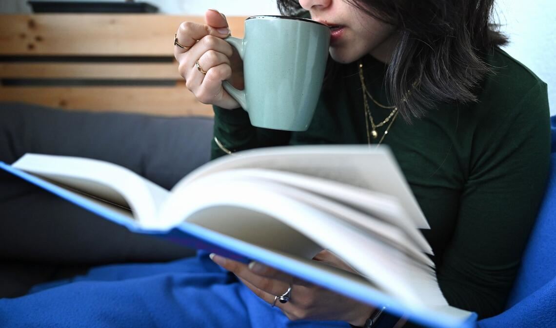 Wer es lieber ruhiger mag: Die Extrastunde kann auch einfach zum Entspannen oder Lesen genutzt werden. (Symbolbild)