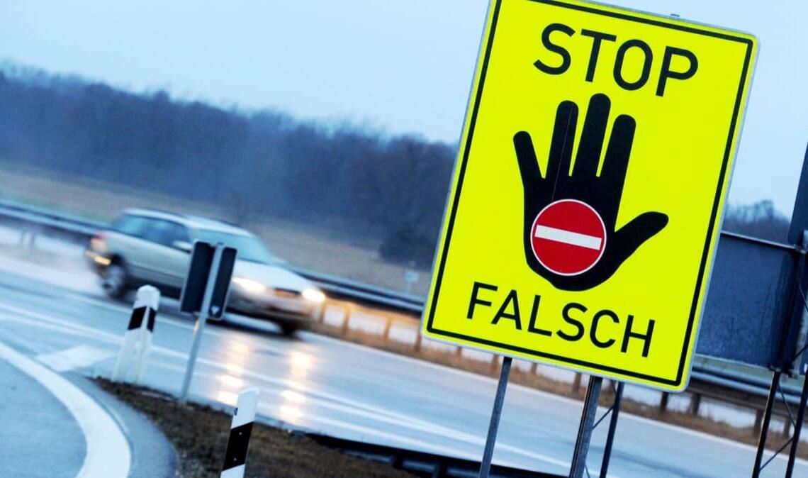 Wer falsch auf die Autobahn auffährt, bringt sich und andere in Lebensgefahr. An manchen Auffahrten warnen Schilder davor, dass man irrtümlich die falsche Richtung eingeschlagen hat.
