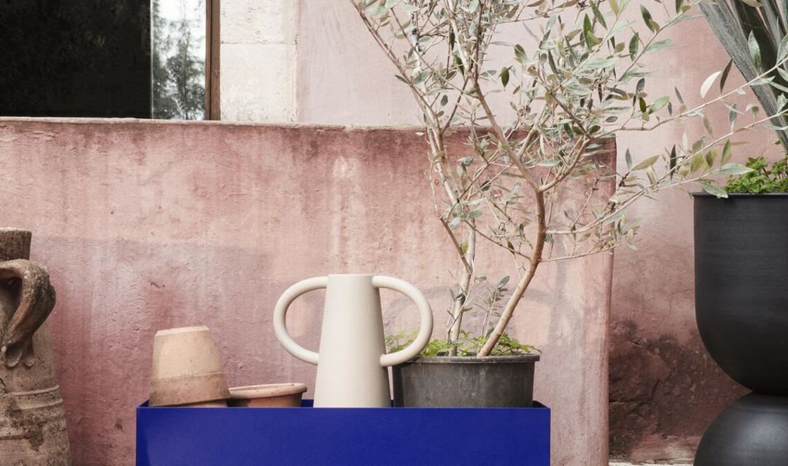 Wer farblich mal etwas wagen will – zu Naturtönen, Burgunder und Rosé passt  ein mutiges Kobaltblau.