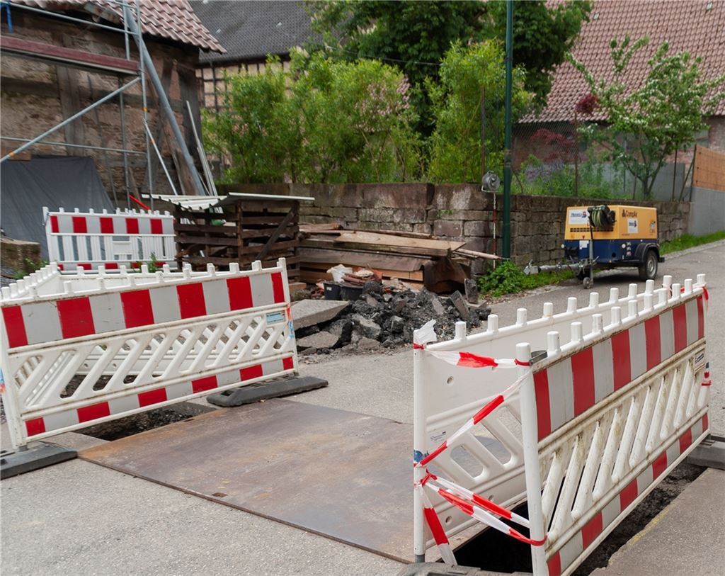 Wer gerade sein Anwesen saniert, wie hier in der Herzenbühlstraße in Lienzingen, muss sich derzeit Sorgen wegen des Nachschubs an Baumaterial machen.Fotomoment