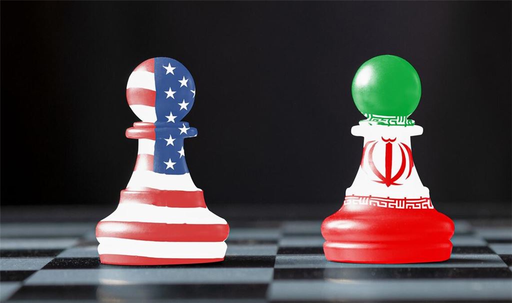 Wer gibt als Erster nach? Schachfiguren mit den Flaggensymbolen der USA und des Iran.