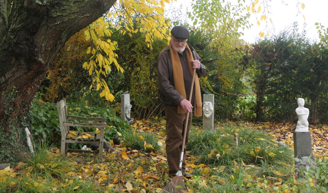 „Wer glaubt, Trauerarbeit sei nur am Grab zu leisten, das möchte ich behaupten, der hat keine Ahnung vom Leben“, sagt Peter Hakenjos, der sich für sein eigenes Ende wünscht, dass seine Asche in seinem Garten verstreut werden darf. Noch gibt das die Rechtslage in Baden-Württemberg nicht her. Foto: privat