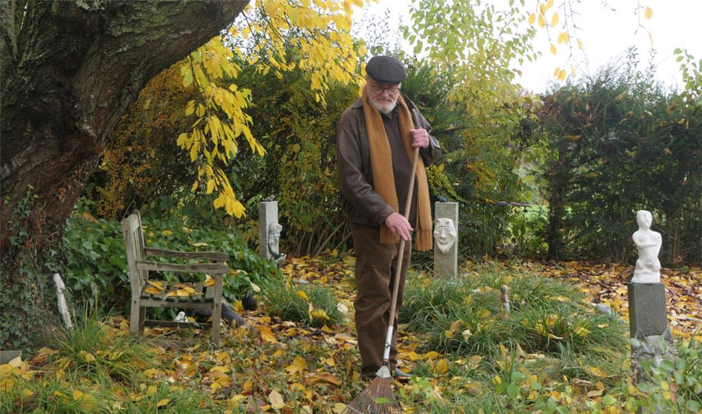 „Wer glaubt, Trauerarbeit sei nur am Grab zu leisten, das möchte ich behaupten, der hat keine Ahnung vom Leben“, sagt Peter Hakenjos, der sich für sein eigenes Ende wünscht, dass seine Asche in seinem Garten verstreut werden darf. Noch gibt das die Rechtslage in Baden-Württemberg nicht her. Foto: privat