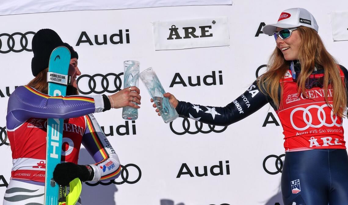 Wer gratuliert wem beim Weltcup-Finale? Emma Aicher (links) und Mikaela Shiffrin stehen vor einem großen Showdown. (Archivbild)