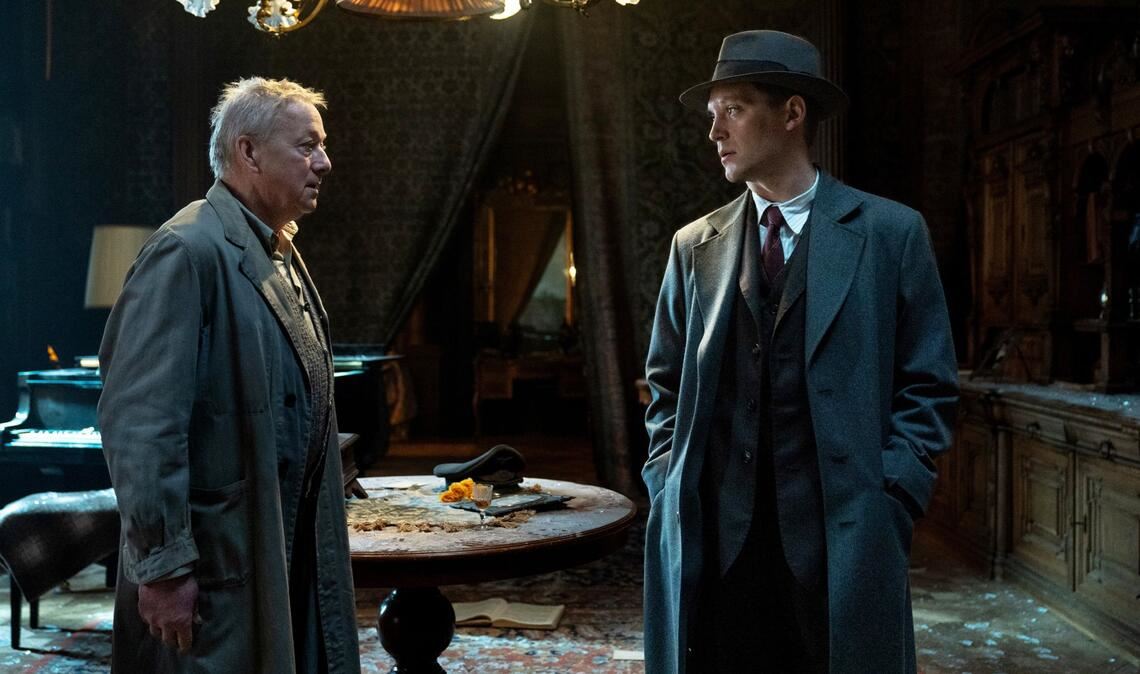 Wer hat den Mörder gesehen? Der Ermittler Jan Morava (Jonas Nay) befragt den Hausmeister (Markus Hering, li.).