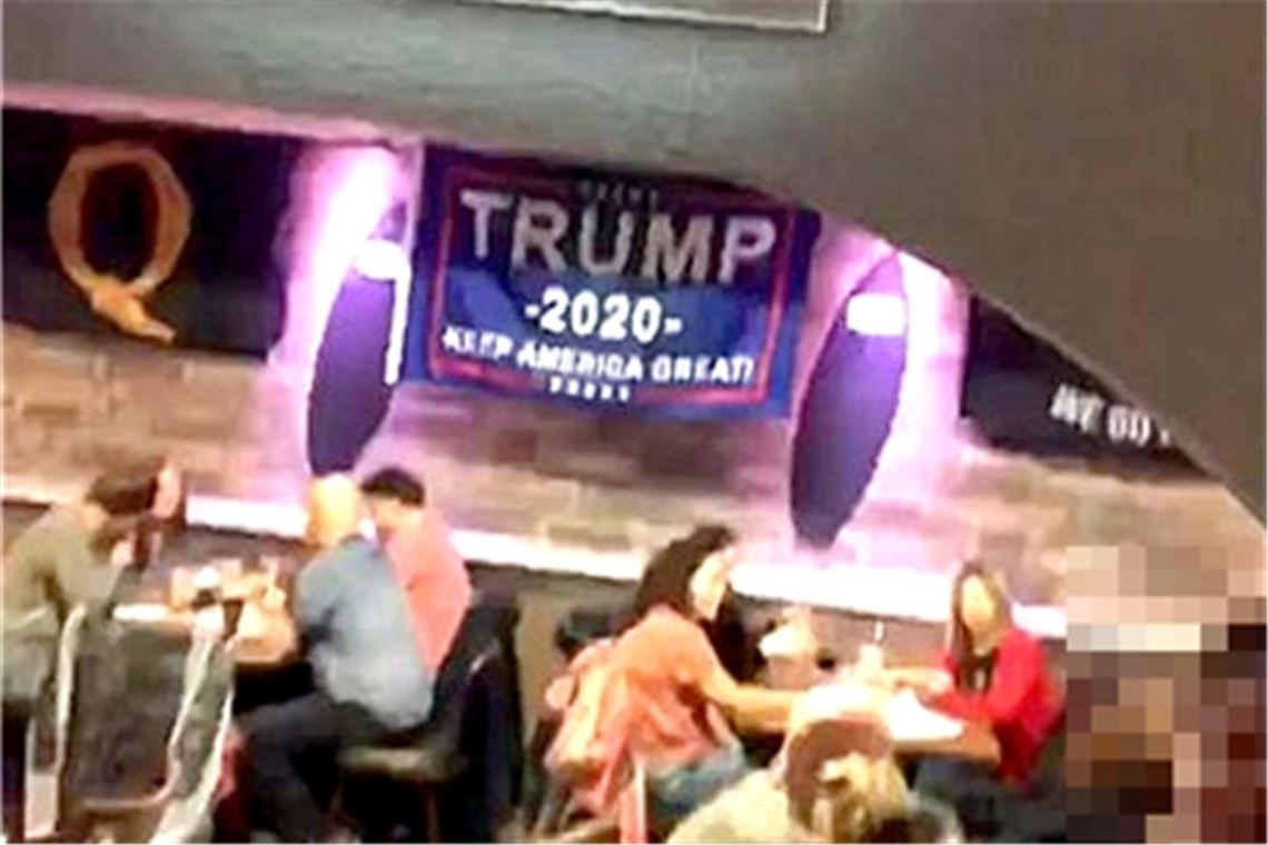 Verbindung mit der QAnon-Bewegung? Dekoration in Knittlinger Restaurant wirft Fragen auf Wer hat den Wandschmuck aufgehängt, und welche Motivation steckt dahinter? Unter anderem diese Fragen sind im Fall eines Treffens im Dezember in Knittlingen noch ungeklärt. Foto: Screenshot MT