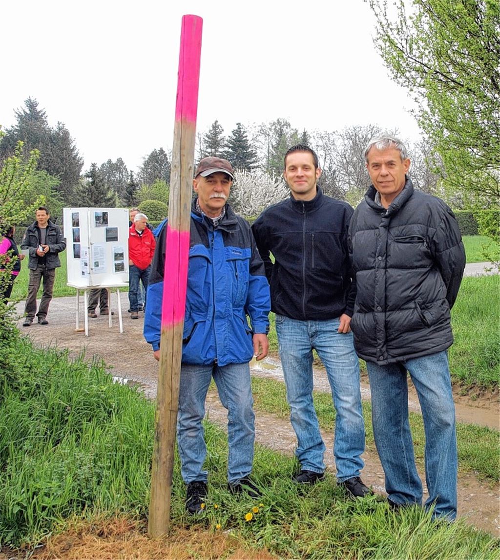 Wer hat die Pfosten eingerammt, fragen sich Frank Ziegler, Benjamin Weis und Dr. Dieter Kooß (v. re.). Foto: Appich