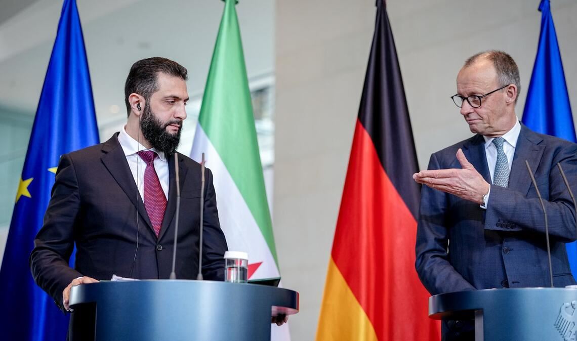 Wer hat die Zielmarke ausgegeben, dass 80 Prozent der Syrer in ihre Heimat zurückkehren sollen? Der Kanzler verweist auf den syrischen Übergangspräsidenten.