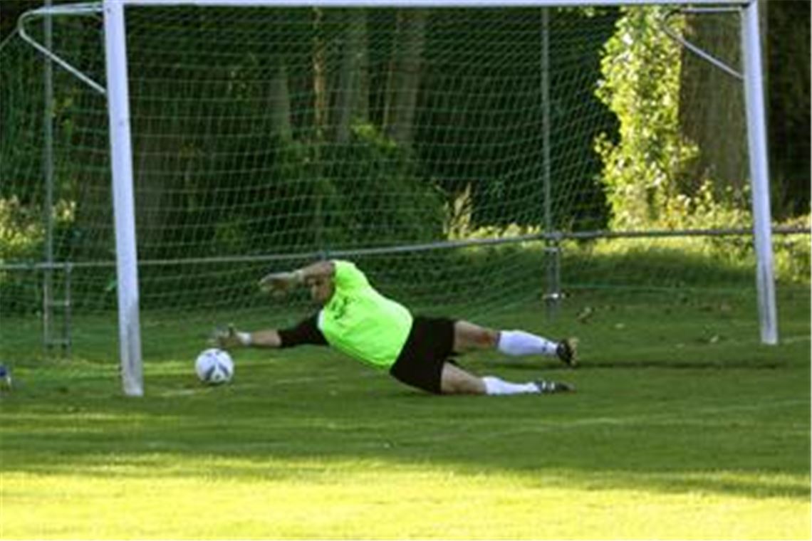 Wer hütet das Tor der SG Ölbronn-Dürrn? Zur Wahl stehen der eher impulsive Marcel Weihing, der hier im Kreispokalspiel bei den Sportfreunden Mühlacker vor eineinhalb Wochen einen Schuss pariert