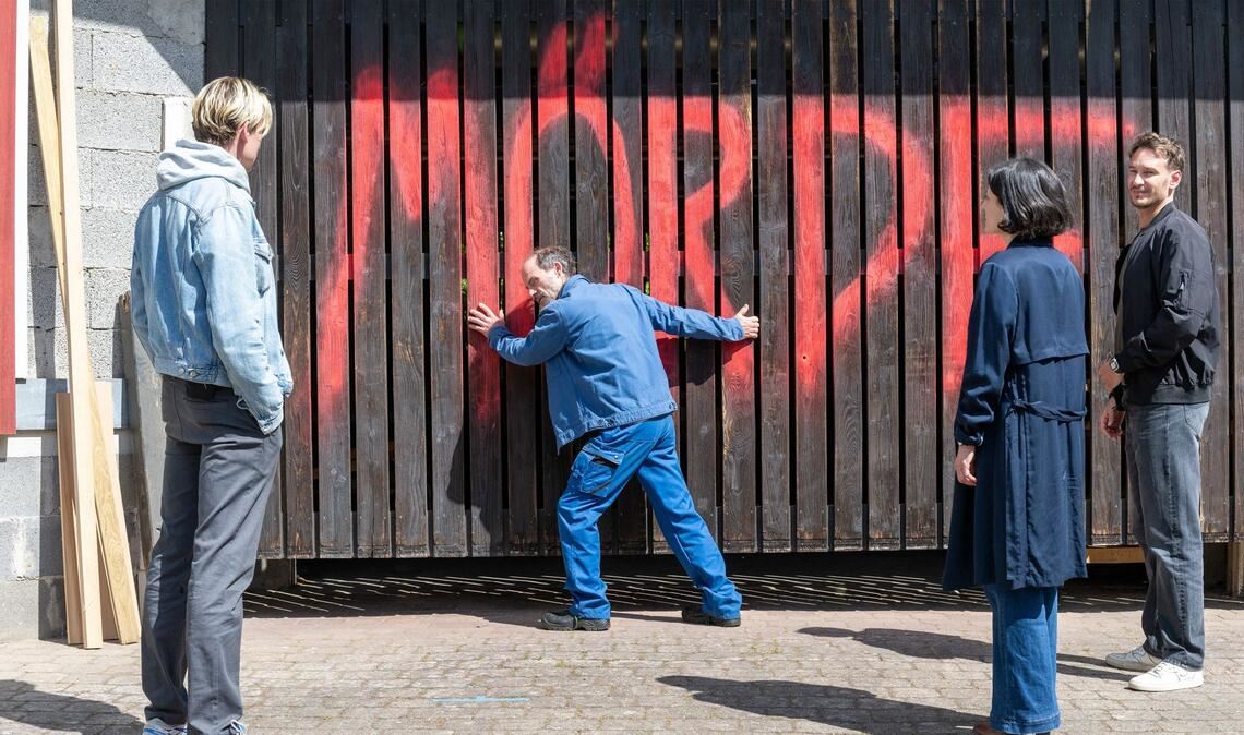 Wer immer dies ans Garagentor von Tischlermeister Michel Louis (Gerhard Liebmann, 2. v. links) gesprüht hat – er lag falsch.