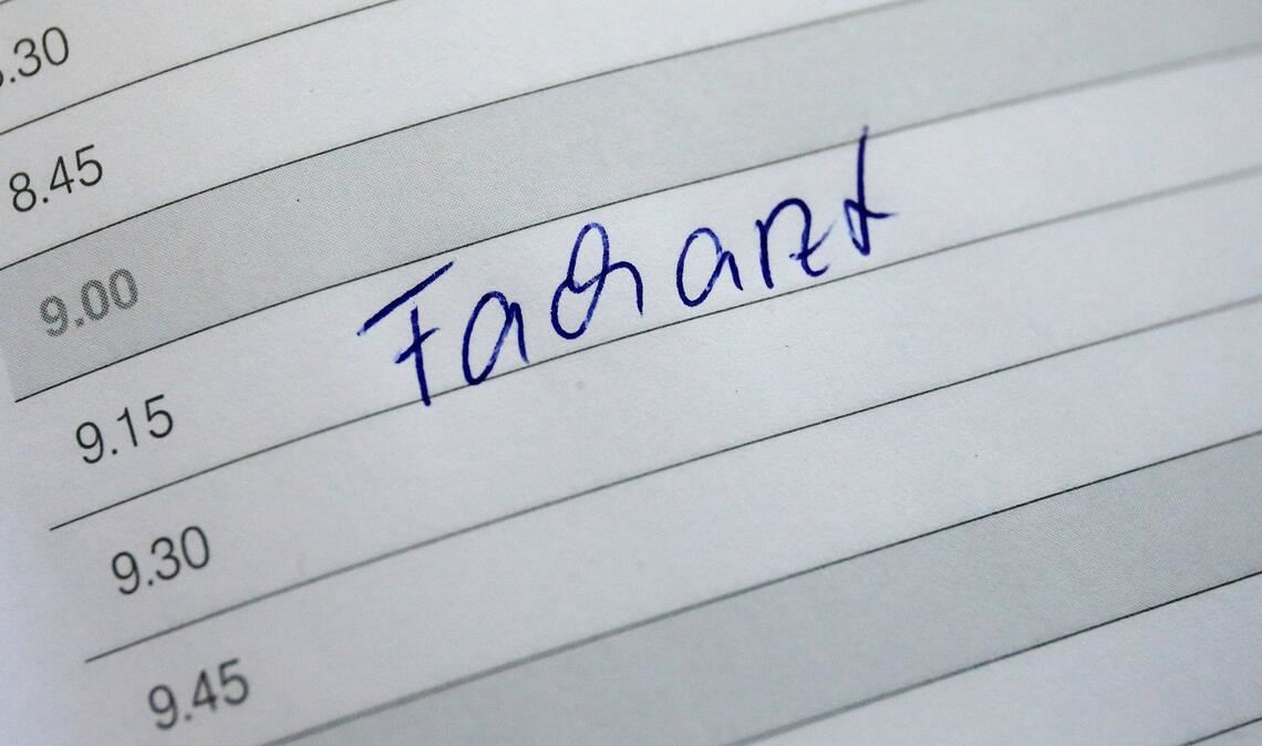 Wer in Deutschland einen Facharzttermin braucht, muss häufig viel Geduld haben. (Symbolfoto)