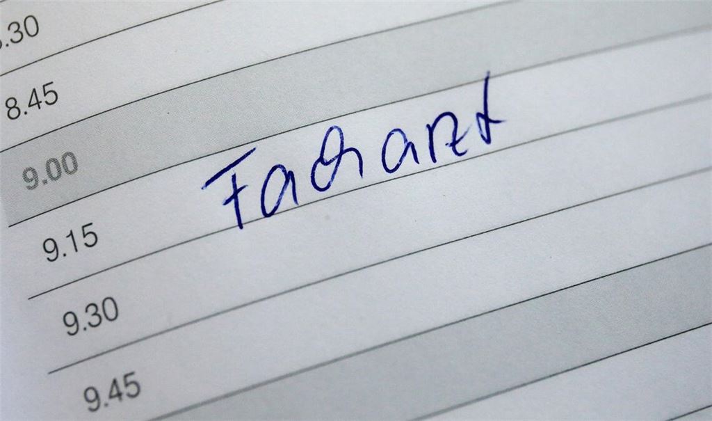 Wer in Deutschland einen Facharzttermin braucht, muss häufig viel Geduld haben. (Symbolfoto)