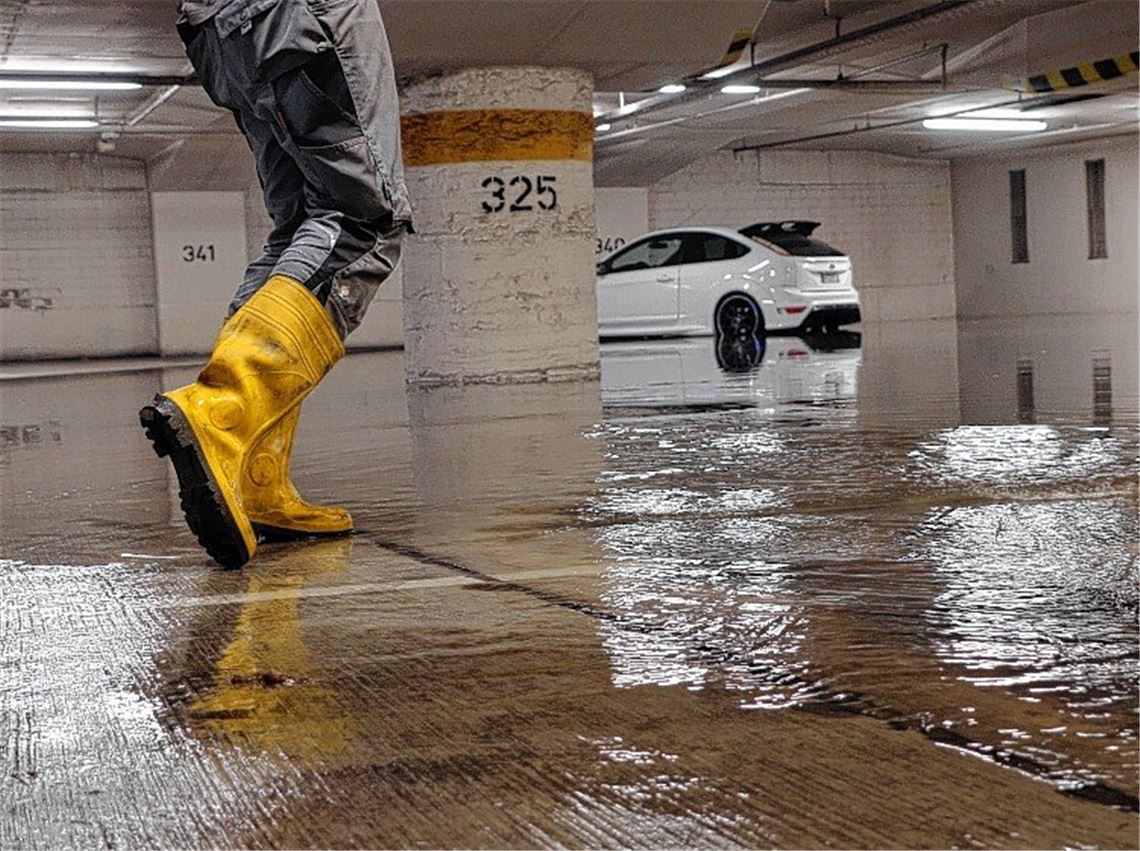 Parkdeck verwandelt sich in Seenplatte