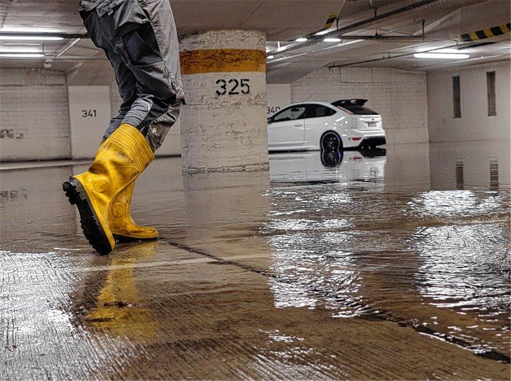 Parkdeck verwandelt sich in Seenplatte