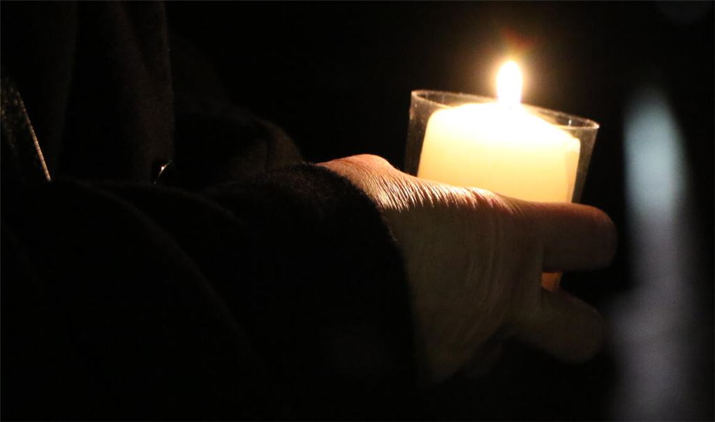 Wer mag, darf in einem geschützten Gefäß eine Kerze mitbringen und so ein Zeichen der Hoffnung setzen. Foto: Archiv