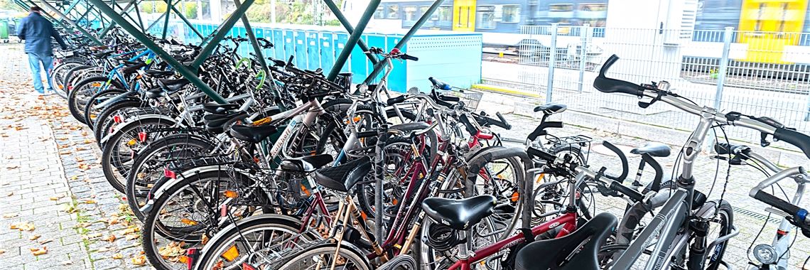 Wer meint, wegen des starken Publikumsverkehrs sei sein verschlossen abgestelltes Fahrrad an den Abstellplätzen am Mühlacker Bahnhof sicher aufgehoben, wird im schlechtesten Fall bei der Rückkehr eines Besseren belehrt. Foto: Fotomoment