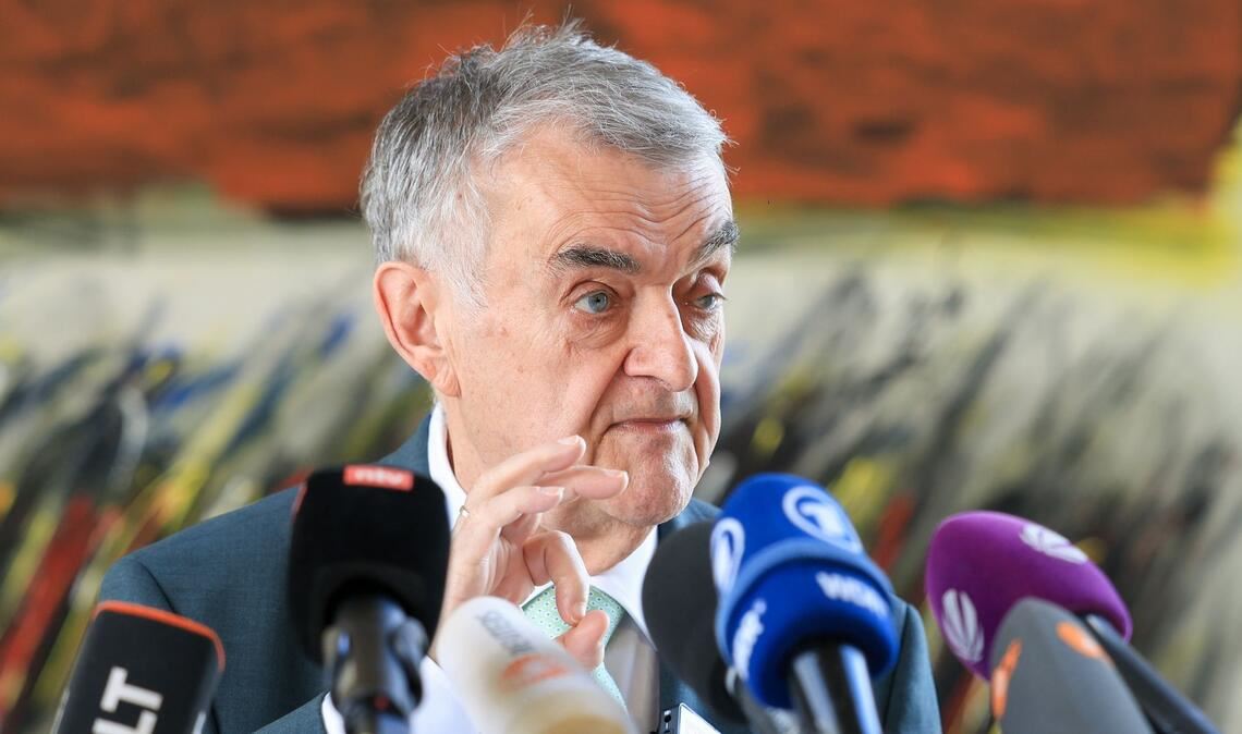 "Wer mit Waffen, Drogen, Gewalt und Einschüchterung sein Geld verdient, muss jederzeit damit rechnen, dass die Polizei morgens im Schlafzimmer steht. Nicht als Gast, sondern mit Durchsuchungsbeschluss", sagte NRW-Innenminister Herbert Reul (CDU).