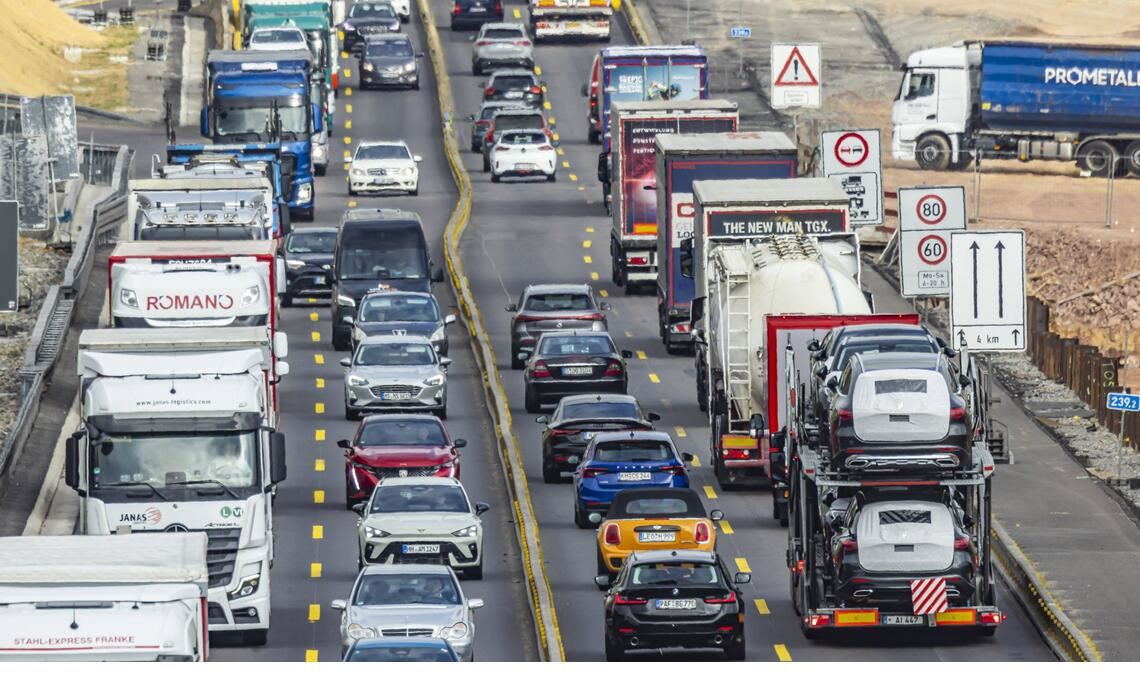 Wer mit dem Auto ins verlängerte Mai-Wochenende fahren möchte, sollte lieber genau abwägen, wann’s losgeht (Symbolfoto).
